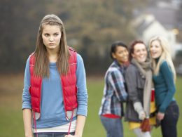 Mobbing in der Schule: So erkennst du, ob dein Kind davon betroffen ist