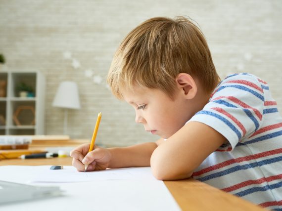 „Mein Kind schreibt unleserlich“ – so verbessert Ihr Kind die Handschrift